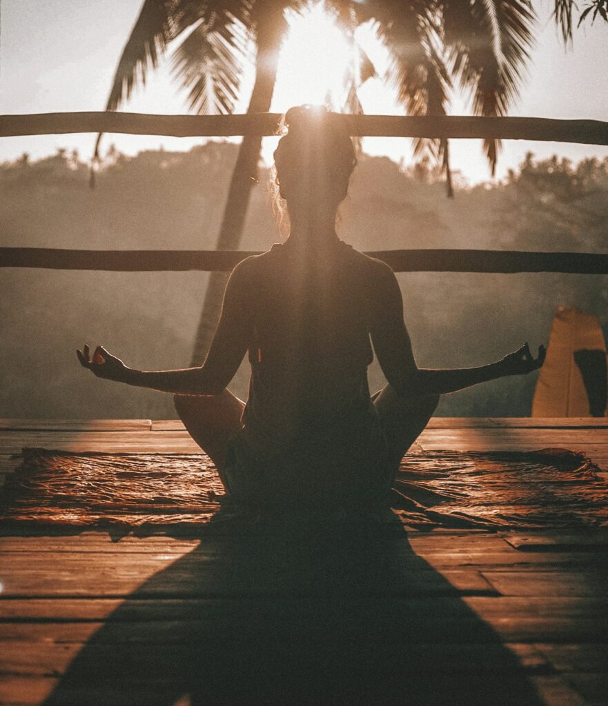 Práctica de Qigong al amanecer