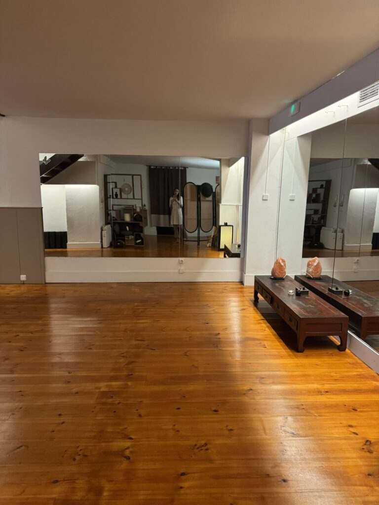Sala con espejos para clases de Qigong